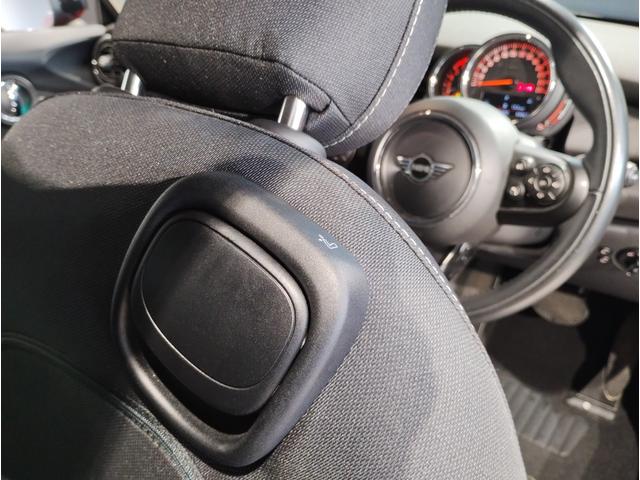 ＭＩＮＩ クーパーＤ　２年保証　ワンオーナー　ペッパーパッケージ　カメラパッケージ　シートヒーター　純正１５インチアルミホイール　クロスシート　前後障害物センサー　衝突被害軽減ブレーキ　バックカメラ　スペアキー（51枚目）