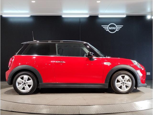 ＭＩＮＩ クーパーＤ　２年保証　ワンオーナー　ペッパーパッケージ　カメラパッケージ　シートヒーター　純正１５インチアルミホイール　クロスシート　前後障害物センサー　衝突被害軽減ブレーキ　バックカメラ　スペアキー（55枚目）