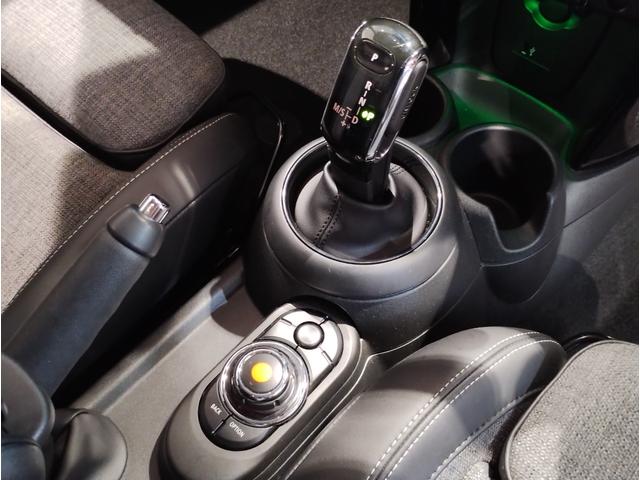 ＭＩＮＩ ローズウッドエディション　全国２００台限定車　ハーフレザーシート　純正１６インチアルミホイール　オートクルーズコントロール　バックカメラ　障害物センサー　衝突軽減ブレーキ／車線逸脱防止　コンフォートアクセス　社外ＥＴＣ（11枚目）