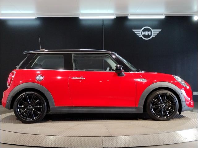 ＭＩＮＩ クーパーＳＤ　アクティブクルーズコントロール　純正１７インチアルミホイール　クロスシート　ペッパーパッケージ　カメラパッケージ　前後障害物センサー　ＬＥＤヘッドライト　ブラックルーフ　バックカメラ　衝突被害軽減Ｂ（7枚目）