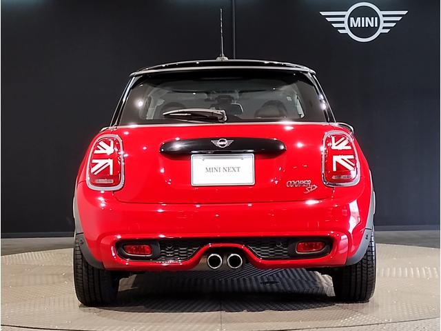ＭＩＮＩ クーパーＳＤ　アクティブクルーズコントロール　純正１７インチアルミホイール　クロスシート　ペッパーパッケージ　カメラパッケージ　前後障害物センサー　ＬＥＤヘッドライト　ブラックルーフ　バックカメラ　衝突被害軽減Ｂ（9枚目）