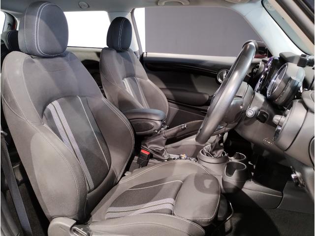 ＭＩＮＩ クーパーＳＤ　アクティブクルーズコントロール　純正１７インチアルミホイール　クロスシート　ペッパーパッケージ　カメラパッケージ　前後障害物センサー　ＬＥＤヘッドライト　ブラックルーフ　バックカメラ　衝突被害軽減Ｂ（12枚目）