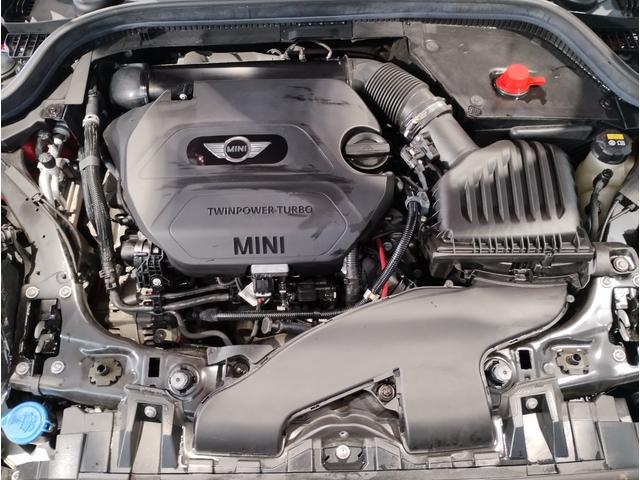 ＭＩＮＩ クーパーＳＤ　アクティブクルーズコントロール　純正１７インチアルミホイール　クロスシート　ペッパーパッケージ　カメラパッケージ　前後障害物センサー　ＬＥＤヘッドライト　ブラックルーフ　バックカメラ　衝突被害軽減Ｂ（16枚目）