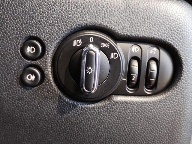 ＭＩＮＩ クーパーＳＤ　アクティブクルーズコントロール　純正１７インチアルミホイール　クロスシート　ペッパーパッケージ　カメラパッケージ　前後障害物センサー　ＬＥＤヘッドライト　ブラックルーフ　バックカメラ　衝突被害軽減Ｂ（24枚目）