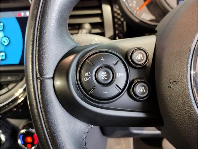 ＭＩＮＩ クーパーＳＤ　アクティブクルーズコントロール　純正１７インチアルミホイール　クロスシート　ペッパーパッケージ　カメラパッケージ　前後障害物センサー　ＬＥＤヘッドライト　ブラックルーフ　バックカメラ　衝突被害軽減Ｂ（26枚目）