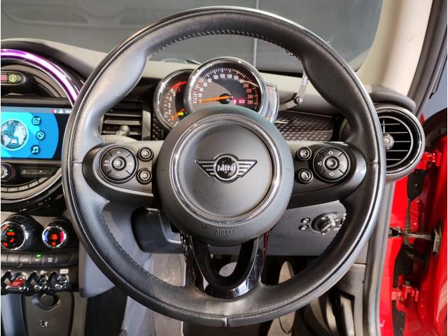 ＭＩＮＩ クーパーＳＤ　アクティブクルーズコントロール　純正１７インチアルミホイール　クロスシート　ペッパーパッケージ　カメラパッケージ　前後障害物センサー　ＬＥＤヘッドライト　ブラックルーフ　バックカメラ　衝突被害軽減Ｂ（32枚目）