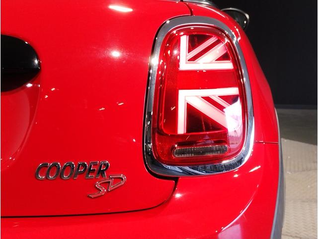 ＭＩＮＩ クーパーＳＤ　アクティブクルーズコントロール　純正１７インチアルミホイール　クロスシート　ペッパーパッケージ　カメラパッケージ　前後障害物センサー　ＬＥＤヘッドライト　ブラックルーフ　バックカメラ　衝突被害軽減Ｂ（62枚目）
