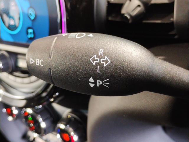 ＭＩＮＩ クーパーＳＤ　アクティブクルーズコントロール　純正１７インチアルミホイール　クロスシート　ペッパーパッケージ　カメラパッケージ　前後障害物センサー　ＬＥＤヘッドライト　ブラックルーフ　バックカメラ　衝突被害軽減Ｂ（70枚目）