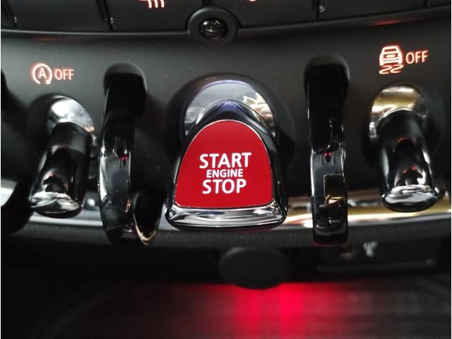 MINI クラブマン・サヴィル・ロウ・エディション 特別仕様車 レザレットシート アクティブクルーズコントロール シートヒーター バックカメラ 衝突被害軽減ブレーキ 18インチアルミホイール 専用ルーフ・ステッカー・サイドスカットル・スカッフプレート(19枚目)