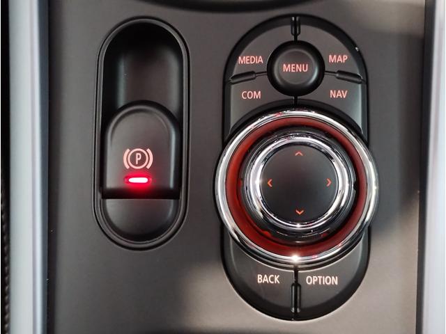 MINI クラブマン・サヴィル・ロウ・エディション 特別仕様車 レザレットシート アクティブクルーズコントロール シートヒーター バックカメラ 衝突被害軽減ブレーキ 18インチアルミホイール 専用ルーフ・ステッカー・サイドスカットル・スカッフプレート(22枚目)