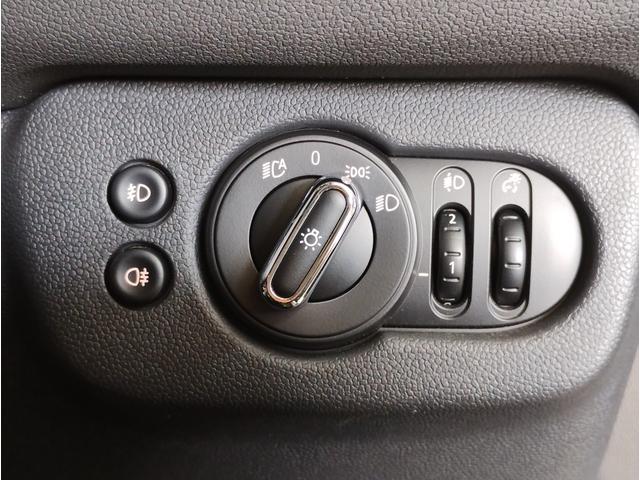 MINI クラブマン・サヴィル・ロウ・エディション 特別仕様車 レザレットシート アクティブクルーズコントロール シートヒーター バックカメラ 衝突被害軽減ブレーキ 18インチアルミホイール 専用ルーフ・ステッカー・サイドスカットル・スカッフプレート(72枚目)