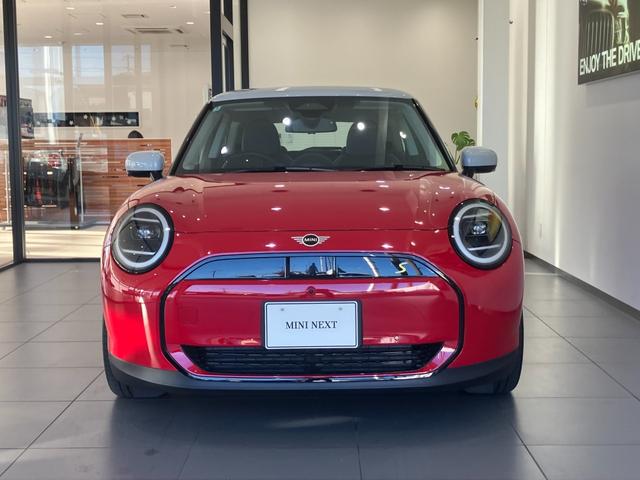 ＬＥＤヘッドライトで御座います。ＭＩＮＩのボンネットはヘッドライト部分に穴が開いている特徴的なもので御座います。ＭＩＮＩの伝統やこだわりがこういったところにも表れております。