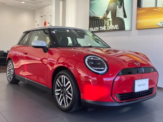 ＭＩＮＩのフロントグリルのデザインはイギリスで生まれた当初から、シルバーのサイドバーが折り重なった伝統的なデザインで御座います。その伝統はＢＭＷのお車になってからでも少しずつ形を変えて守られております