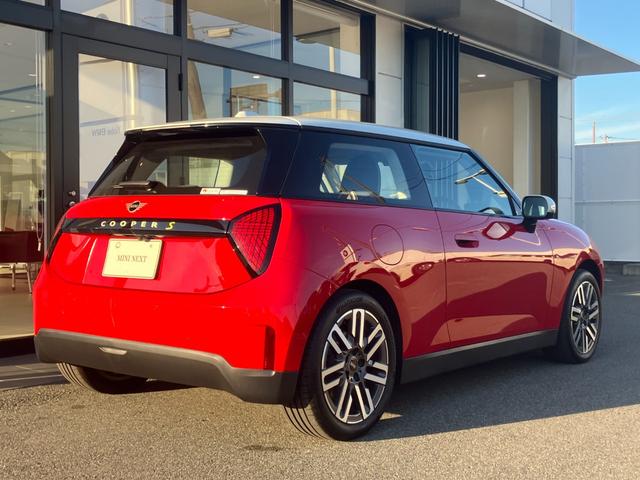 トランクルームにはカバーが付いており。目隠しや盗難防止などの効果が御座います。