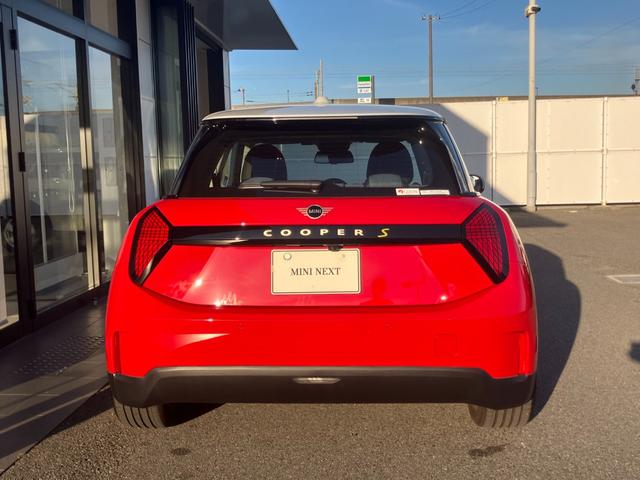 後ろからみても直ぐにＭＩＮＩだとわかる丸みを帯びたデザインでございます。