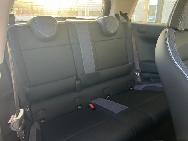 コンパクトで愛嬌のあるＭＩＮＩで御座いますが、後席も意外と広く、シートは少し奥が下がっているため、ヘッドクリアランスも十分に確保されております。