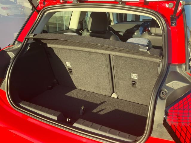 ラゲッジルームは全面ファブリック加工でございます。大切なお荷物に傷が付きづらいですよ。