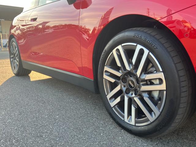 ＭＩＮＩのアロイ・ホイールは、ＭＩＮＩらしさの象徴である、ゴーカート・フィーリングを向上させるために技術の粋を集めて開発されています。