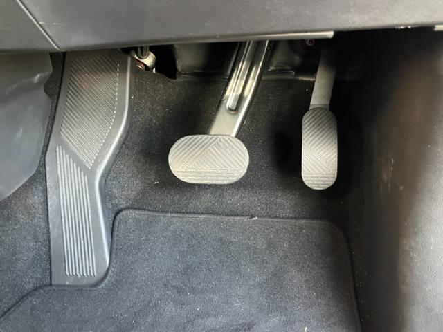 【ペダル】ＢＭＷはオルガン式アクセルペダルを採用しています。踏み込む足とペダルが同じ軌跡を描くため、かかとがずれにくく、アクセルコントロールがよりしやすくなるメリットがあります。