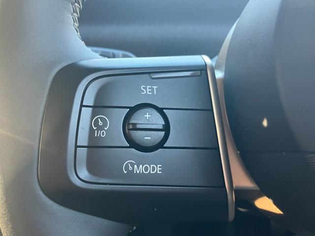 【アクティブクルーズコントロール】一定速度での巡航はもちろん、前方の車両との距離を一定に保ちながら自動で加減速を行います。ＢＭＷは車両停止までの制御が可能となりますので、渋滞時には大変嬉しい機能です。