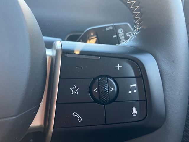 【マルチファンクションステアリング】ステアリング右側のスイッチでは、オーディオのボリュームの調節や、ラジオのチャンネルの変更、電話の受け取りなどを可能にします。運転中に目線を下げずに操作可能です。