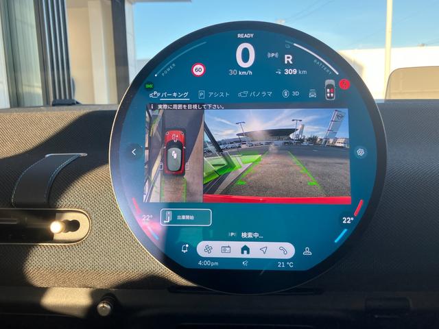 【全周囲カメラ】全周囲カメラ装備車両で御座いますので、狭い駐車スペースでもお車の全体図が確認でき、障害物との接触を未然に防ぐことが可能です。