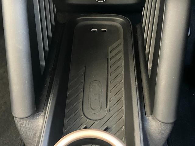 【置き型充電器】置き型充電に対応しております。お持ちの携帯電話が置き型充電器対応でしたら、充電コードの必要なく、すっきりとした車内のまま携帯の充電が可能です。