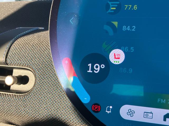 【シートヒーター】寒い冬場でもすぐさまシートを温めることが可能で御座います。座面背面共に暖かくなりますので、エンジンが温まるまで、寒い思いをすることも御座いません。