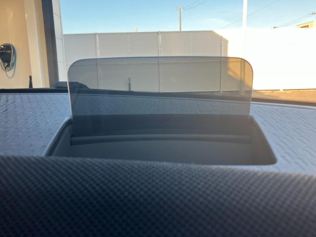 【ヘッドアップディスプレイ】現在の車速表示や目的地へのルート案内やメディア関連のリストを表示する事が可能です。視線移動を減らす事によりドライブに集中して頂けます。