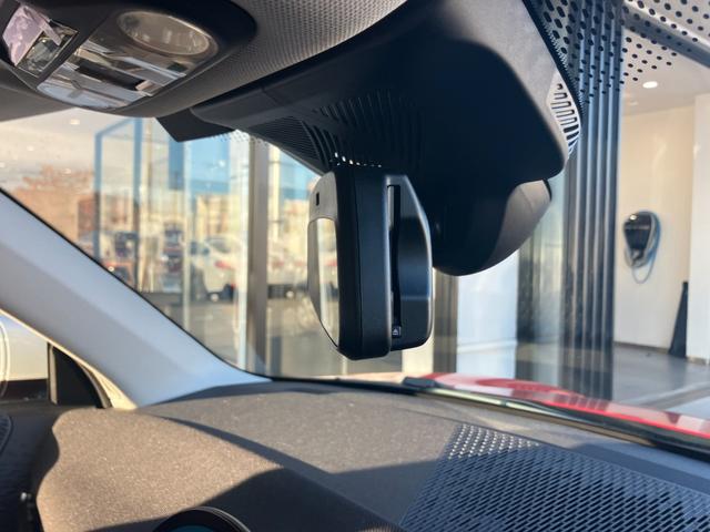 【ミラー内蔵ＥＴＣ】ＥＴＣシステムはルームミラー内蔵型となります。ルームミラー配置により収納スペースを確保しています。