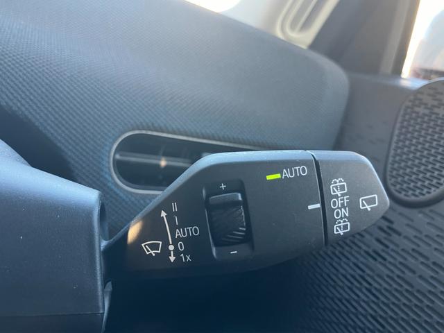 【オートワイパー】フロントガラスに搭載されたセンサーにより、雨の量、車速を車自体が感知してワイパーの速さを調整してくれます。