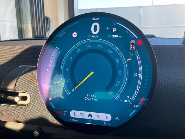 ＭＮＩのメーターパネルは円をコンセプトにデザインされております。おしゃれで愛嬌のあるＭＩＮＩ独自のデザインに惹かれる方は数多くいらっしゃいます。