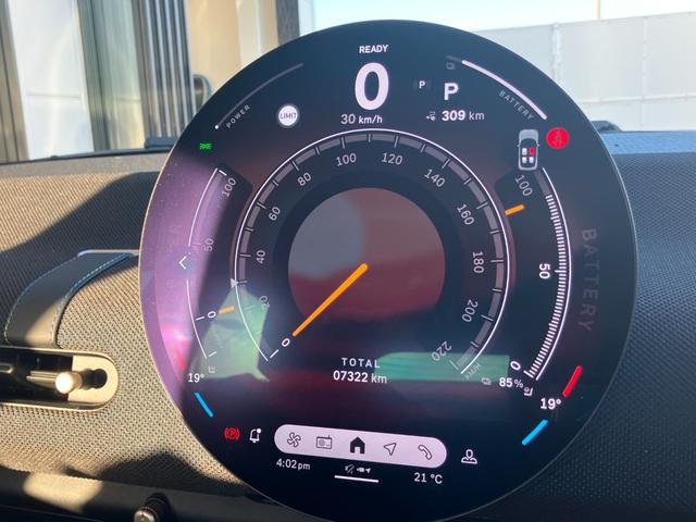 ＭＩＮＩは３０ｋｍと５０ｋｍのところに赤い印が御座います。多くのヨーロッパの国では一般道の法定速度が　３０ｋｍ（生活道）　と　５０ｋｍ（市街道）　に設定されており、それを分かり易くする為です。