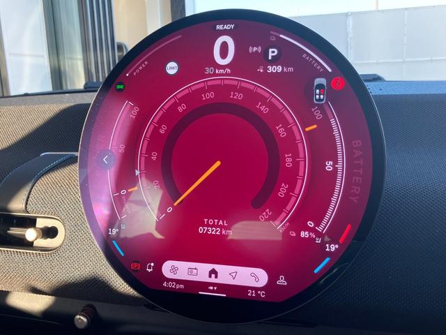 トグルスイッチを使うことにより、コクピット感を演出しております。メーターパネルも無駄な情報がなく、クラシック感のある見やすいメーターパネルで御座います。