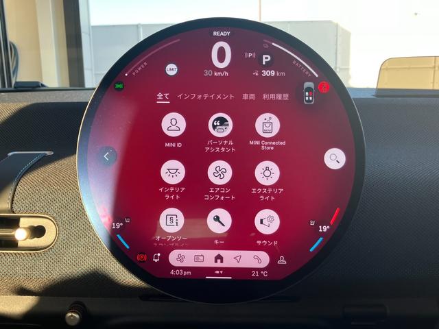 ＭＩＮＩのインテリアで最大のアイコンとなっているのがダッシュボードの中央に置かれた大型のセンターメーターです。現在のＭＩＮＩは、センターメーターをセンターディスプレイへと形を変えて受け継がれています。
