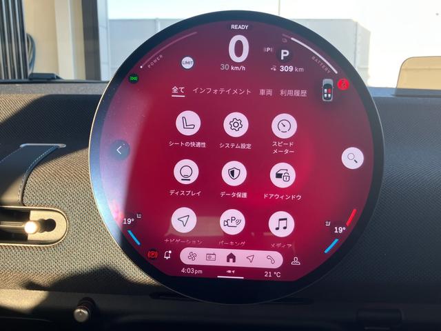 シフトレバー周辺に搭載されたｉＤｒｉｖｅ（ナビのコントローラー）はドライバーの運転姿勢を崩さず、直感的に操作が可能で御座います