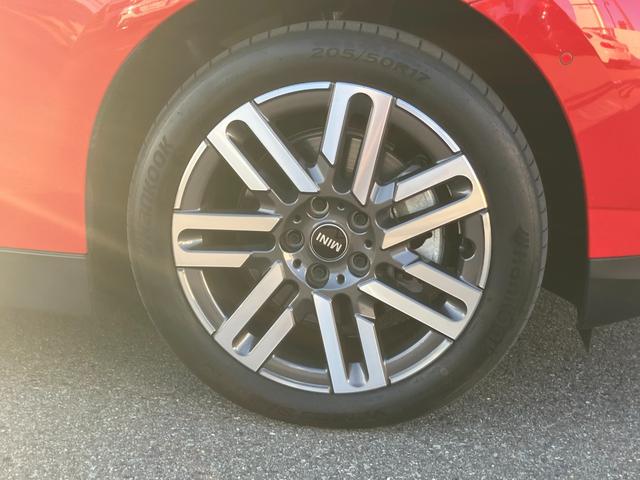 アロイは英語で合金を意味しますが、車の世界ではアルミ製のホイールを指します。大衆車のホイールは製造コストが安いスチール（鉄）でできていますが、アルミ（アルミ合金）製ホイールは軽いのが特徴です。