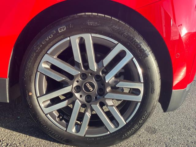 コーナーでステアリングを切っても、ボディがよじれる動きをしない為、非常にクイックにクルマが向きを変えてくれます。