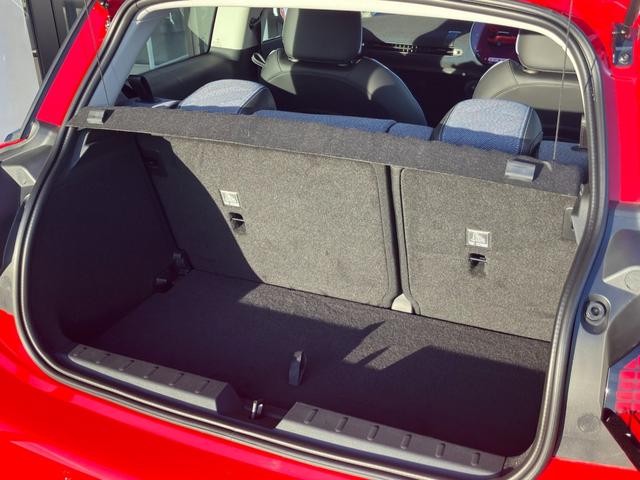 コンパクトなＭＩＮＩですが、後部座席のシートアレンジにより、荷室を広げ、あらゆるシチュエーションにご対応が可能で御座います。