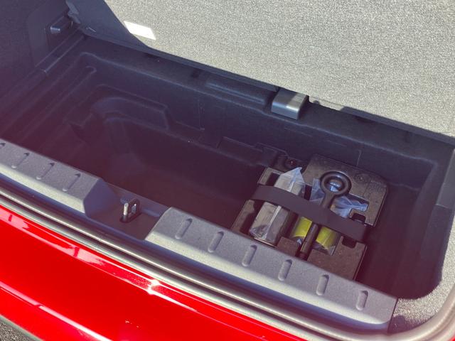 ＭＩＮＩはスペアタイヤを搭載しておりません。スペアタイヤをなくすことにより、荷室を従来よりも広くとることが出来ております。現在のＭＮＩはコンパクトボディーに機能性を搭載しております。