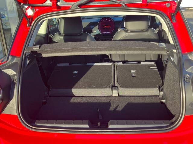 防犯のためにリアガラスにフィルムを施工することも可能で御座います。金額につきましてはお気軽にお問い合わせくださいませ。