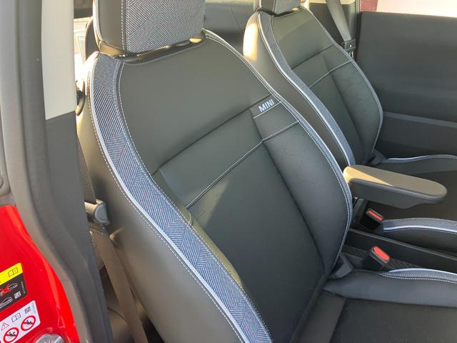 シートは少し硬めで御座います。体が沈み込まず、体をシートの面で支えることにより、疲労感の軽減につながります。