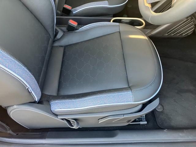 シートは使用感の気になるポイントの一つだと思います。拡大したお写真を撮影してお送りすることも可能で御座います。お気軽にお問い合わせくださいませ。