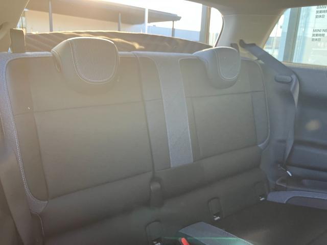 後部座席のシートは奥に向かって少し傾斜が御座います。そのため、深く腰掛けることが出来、コンパクトなＭＩＮＩでも十分なヘッドクリアランスが確保されております。