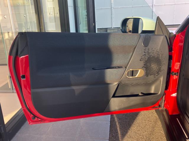 ＭＩＮＩはドアが分厚いです。衝突によりドアがつぶれてしまった場合にも外からいち早くドアを開けれるよう考えられています。数十秒の救出の遅れが命につながりかねない場合、こういった配慮が重要なポイントです。