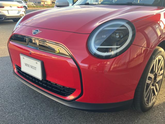 フロントのフォグライトのデザインもミニの特徴です。フォグライトは、マリリン・モンローの目の下のホクロにヒントを得たものです。