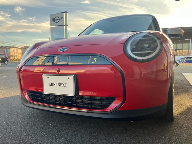 このヘッドライトは、赤ちゃんの可愛らしい目をモチーフしたものです。一方で、クロスオーバーのヘッドライトは、北欧の女性の切れ長の目をイメージしてデザインされています。