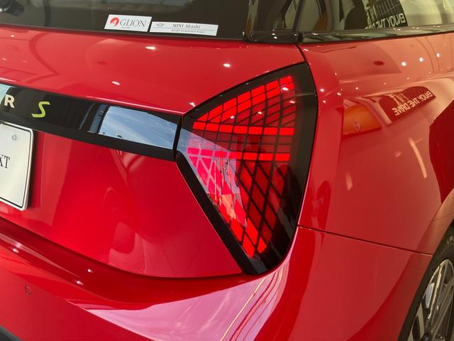 リアのフェンダー部分は『カスケードライン』と呼ばれるデザインです。ワイドな安定感の高さを表現しており、ＭＩＮＩの歴史と伝統のあるデザインです。