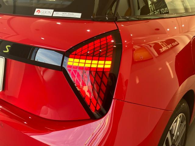 テールライトをクロームラインで囲むことにより印象的でスタイリッシュなテールライトを表現しております。※オプションにより、ブラックに交換のして、引き締まった印象を表現することも可能です。