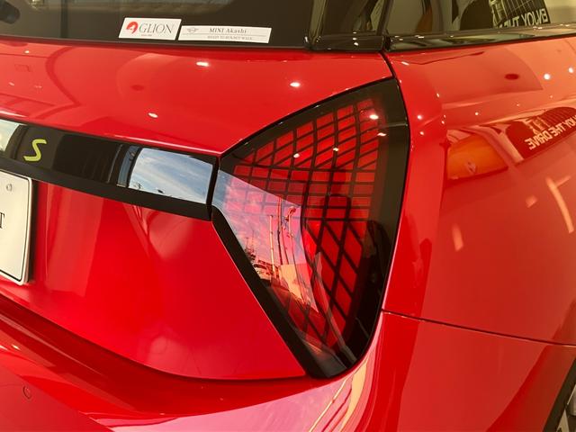 ブレーキランプ、バックランプも明るいため、暗い夜道でも自車の存在をアピールできます。